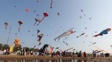 15 अगस्त पर क्यों उड़ाई जाती है पतंग ?  जानें इसके पीछे की सालों पुरानी कहानी