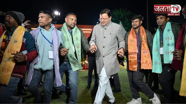 उत्तरकाशी रेस्क्यू का CM धामी ने मनाया जश्न, मजदूरों के किया डांस, साथ में मनाया इगास बग्वाल