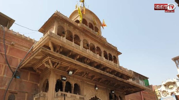 नववर्ष पर श्री बांके बिहारी मंदिर के दर्शन के लिए उमड़ा श्रद्धालुओं का हुजूम, लगी लंबी कतार