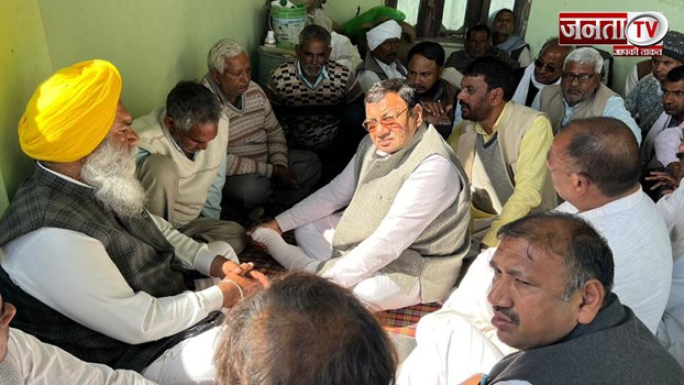 खिड़की वीरान गांव पहुंचे सुशील गुप्ता, बिजली गिरने से मां-बेटे की मौत होने पर परिजनों से मिले 