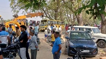 Haryana में भीषण सड़क हादसा: महेंद्रगढ़ में स्कूल बस पलटने से 6 बच्चों की मौत, 15 से ज्यादा घायल