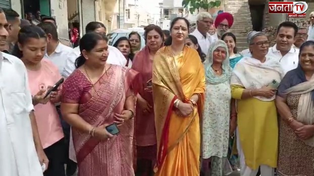 CM नायब सिंह सैनी की पत्नी ने करनाल में किया चुनाव प्रचार, BJP को जिताने की अपील की 