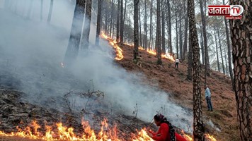  उत्तराखंड की जंगलों में आग से हाहाकार, मुख्यमंत्री ने ग्रामवासियों से सहयोग की अपील की