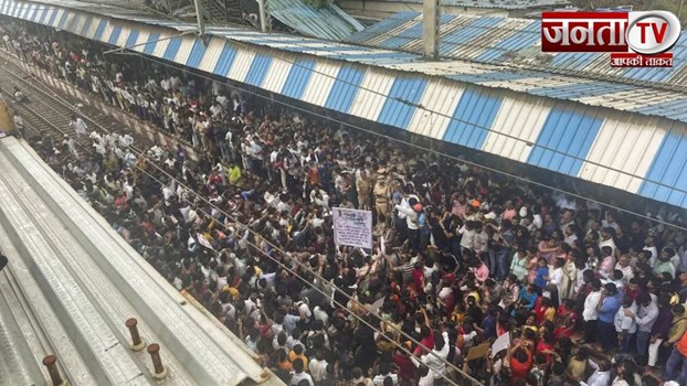 बदलापुर में बच्चियों  के यौन शोषण के खिलाफ प्रदर्शन, 40 लोग अरेस्ट, 300 के खिलाफ  FIR दर्ज