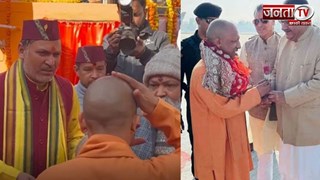 देहरादून पहुंचे CM Yogi, पैतृक गांव पंचूर के लिए हुए रवाना, भतीजी की शादी में होंगे शामिल