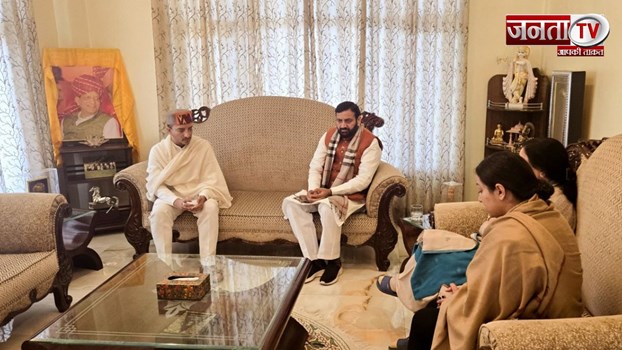 Himachal पहुंचे CM Nayab Saini, दिवंगत BJP नेता किशन कपूर के परिवार से की मुलाकात