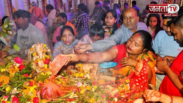 Mahashivratri: अलग-अलग जिलों के मंदिरों में लगीं कतारें, हर-हर महादेव के उद्घोष से गूंजे शिवालय