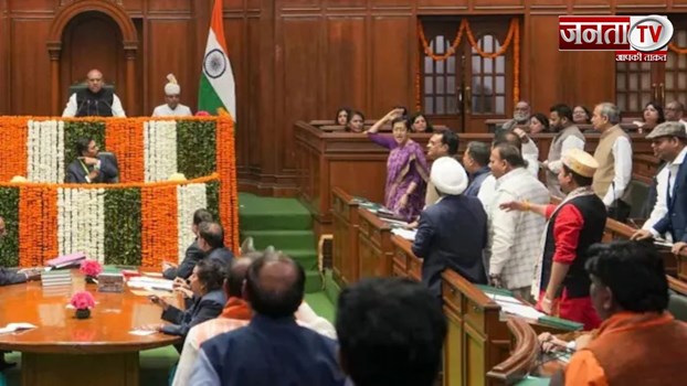 सस्पेंड AAP विधायकों ने विधानसभा में की घुसने की कोशिश, रोकने के लिए लगाए गए बैरिकेड्स 