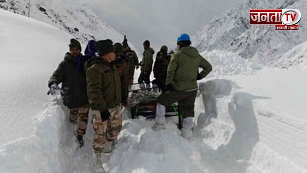 Chamoli News: BRO ने 11 फीट के हिमखंड को काटकर बदरीनाथ हाईवे खोला, अब माणा जाएंगी टीमें