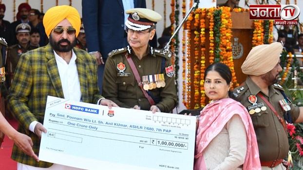 Bhagwant Mann सरकार की पहल, शहीद हुए 5 पुलिसकर्मियों के परिवार को सौंपे एक-एक करोड़ के चेक