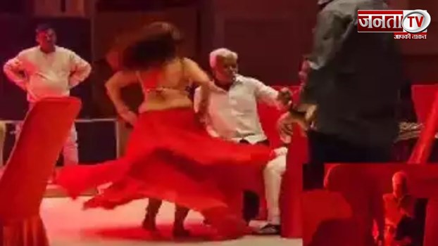 Basti BJP Leaders Viral Video: UP के बस्ती में भाजपा नेता ने बार-बालाओं पर उड़ाए नोट,वीडियो वायरल 