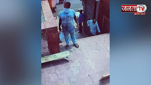 चेहरा ढंककर शख्स ने Agra मस्जिद में फेंका जानवर का सिर, CCTV में कैद हुई घटना