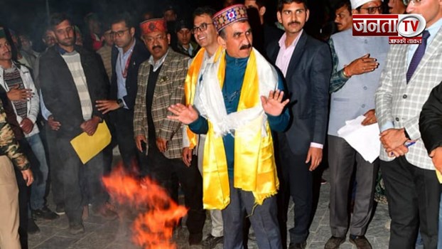 Himachal News: देर रात तक सीएम ने सुनीं लोगों की समस्याएं, कड़ाके की ठंड में किया निदान 