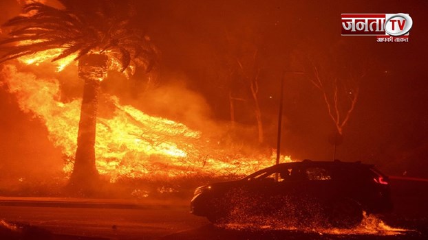 देहरादून में होटल Blessing bells में लगी भीषण आग, मौके पर दमकल की चार गाड़ियां