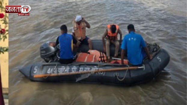 UP News: मासूम बेटे को सीने से लगाया, उफनती गंगा में कूदा BSF जवान