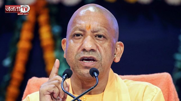 CM Yogi ने काशी में पहली बार किया जनता दर्शन, जनसमस्याओं के निस्तारण के लिए दिए निर्देश