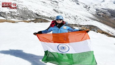 Himachal News: वल्लभ कालेज की कैडेट डुमेश ने माऊंट बीसी रॉय पर फहराया तिरंगा