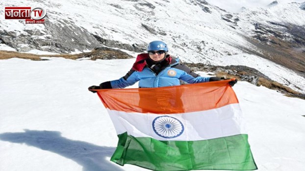 Himachal News: वल्लभ कालेज की कैडेट डुमेश ने माऊंट बीसी रॉय पर फहराया तिरंगा