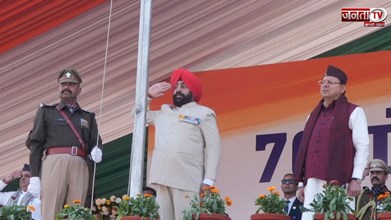 77वें गणतंत्र दिवस पर परेड ग्राउंड में राज्यपाल गुरमीत सिंह ने फहराया तिरंगा, सीएम धामी रहे मौजूद 