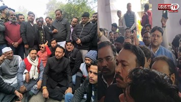 बरेली में निलंबन के बाद धरने पर बैठे अलंकार अग्निहोत्री, डीएम से मिलने की जिद 