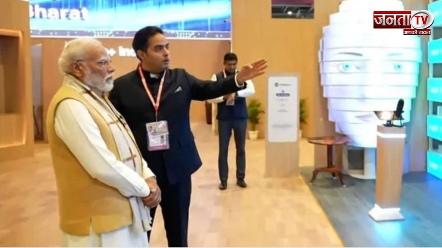  PM मोदी ने किया Jio Pavilion का दौरा, आकाश अंबानी ने दिखाए जियो का AI मॉडल्स