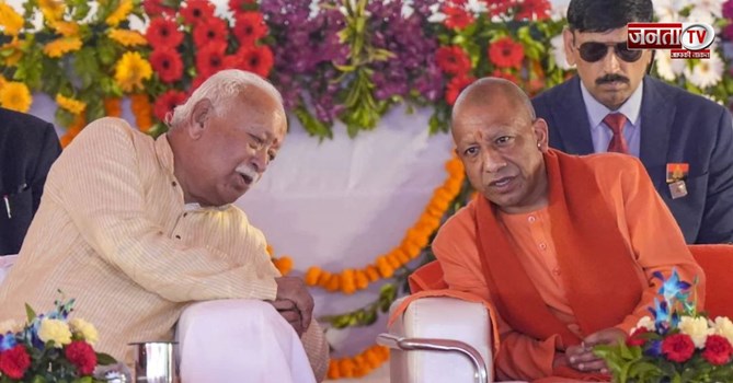 CM योगी संग मुलाकात के बाद दोनों डिप्टी सीएम से भी मिले Mohan Bhagwat, लखनऊ की सियासत में हलचल तेज