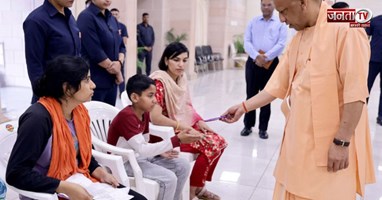 जनता दर्शन में CM का बच्चों को संदेश, पढ़ाई पर दो ध्यान; सोशल मीडिया से रखो दूरी