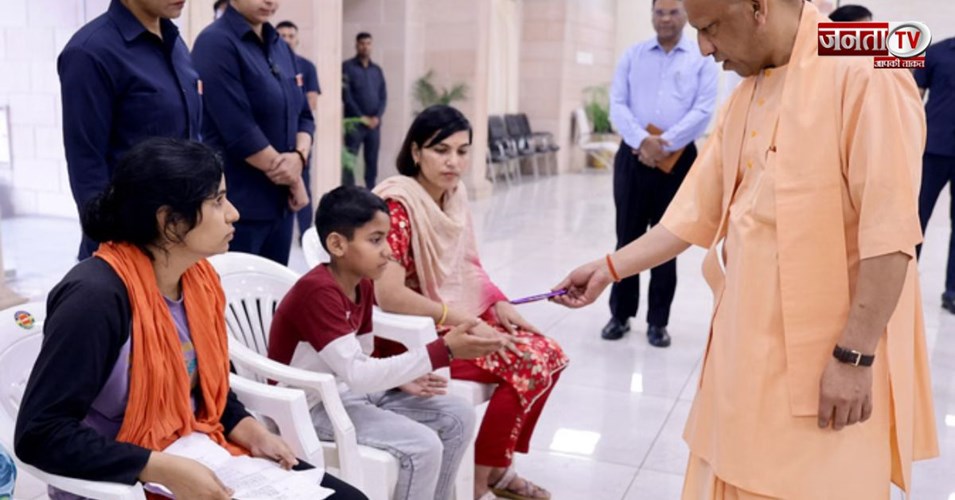 जनता दर्शन में CM का बच्चों को संदेश, पढ़ाई पर दो ध्यान; सोशल मीडिया से रखो दूरी