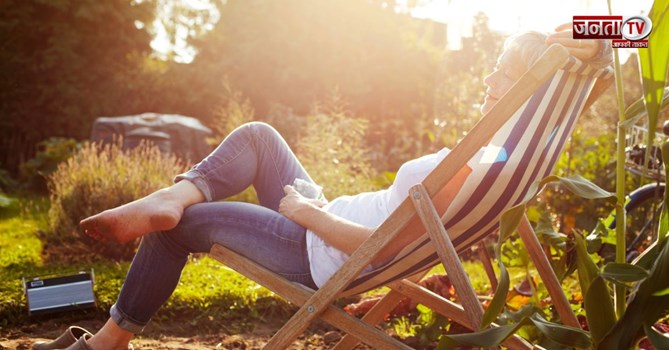 Summer Tips: गर्मी में पसीने की बदबू से परेशान? ये आसान तरीके दिलाएंगे राहत