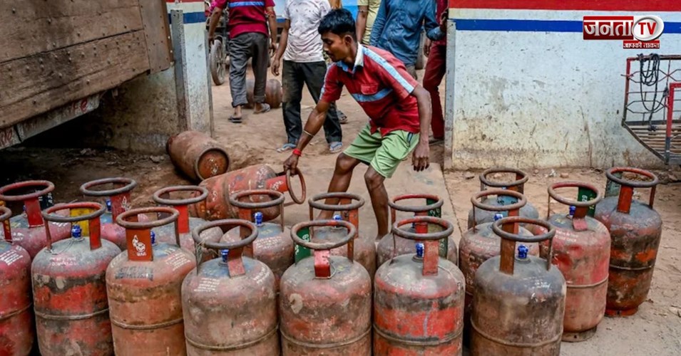 मध्य पूर्व में जंग के चलते इन देशों में पैदा हुई गैस की किल्लत, यहां बनी लॉकडाउन जैसी स्थिति