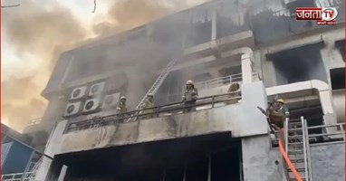 Noida: सेक्टर-4 की मीटर फैक्ट्री में भीषण आग से हड़कंप, 26 कर्मचारी झुलसे