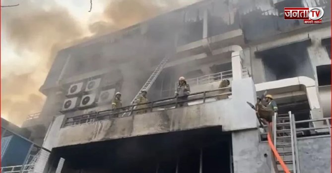Noida: सेक्टर-4 की मीटर फैक्ट्री में भीषण आग से हड़कंप, 26 कर्मचारी झुलसे