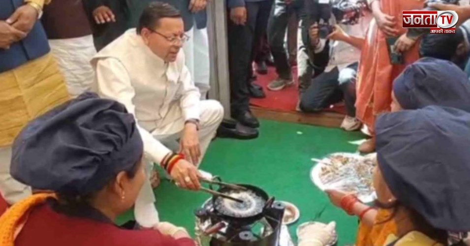 ‘4 साल बेमिसाल’ की शुरुआत, सीएम धामी ने स्टॉल पर बनाईं सेल रोटी, लोगों से जुड़ाव दिखाया