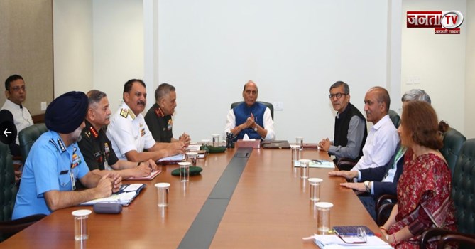 बढ़ते वैश्विक तनाव के बीच राजनाथ सिंह की अगुवाई में हुई बैठक, हाई अलर्ट पर भारत, जानिए पूरा मामला 