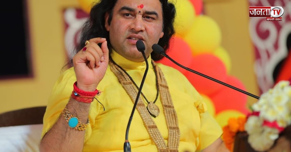 LPG संकट के बीच देवकीनंदन ठाकुर का अजीबोगरीब बयान, ‘गैस की रोटी से घट रही पुरुषों की ताकत’