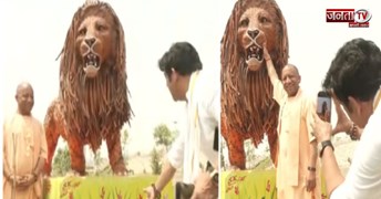 CM योगी की फोटो लेने खुद आगे आए रवि किशन, मोबाइल थामकर देते दिखे ‘डायरेक्शन’