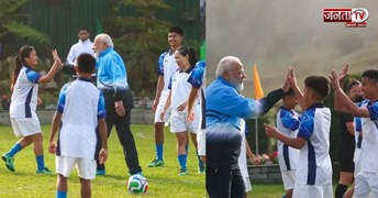 सिक्किम में PM Modi का अलग अंदाज, युवाओं के साथ फुटबॉल के मैदान में लगाई किक