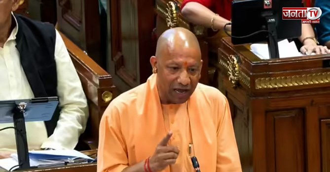 'काले कर्मों से जो महल सजाते हैं, वहीं इतिहास...', महिला आरक्षण बिल पर CM योगी ने सपा को जमकर सुनाया