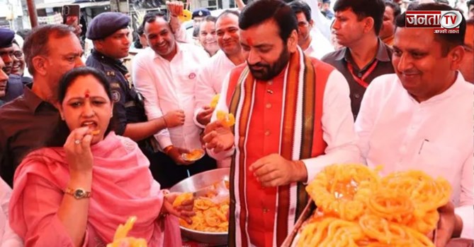 तीन राज्यों में भाजपा की जीत पर लाडवा में बंटी जलेबियां, CM और उनकी पत्नी रहे मौजूद 