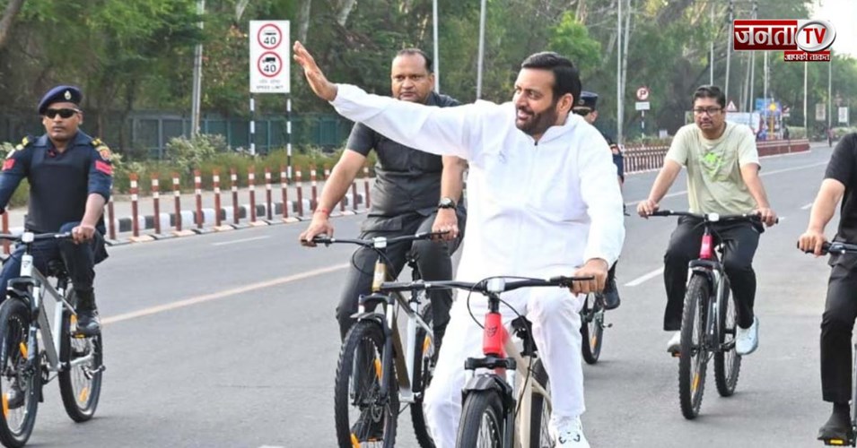 चंडीगढ़ सुखना लेक पर CM सैनी ने चलाई साइकिल, बोले- 'स्वस्थ भारत के लिए सबको आना होगा साथ'