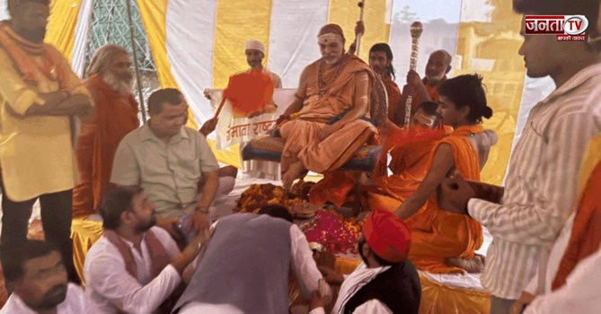 यूपी में शंकराचार्य अविमुक्तेश्वरानंद ने चौराहे पर बिताई रात, हैरान कर देगी वजह