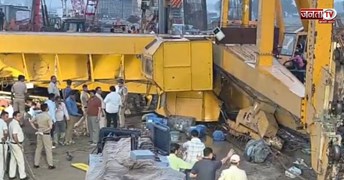 Faridabad में दर्दनाक हादसा! ग्रीन हाईवे निर्माण के दौरान गिरी विशाल क्रेन, तीन श्रमिकों की मौत