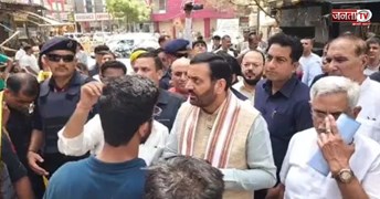 रोहतक डी-पार्क अग्निकांड स्थल पहुंचे CM सैनी, पीड़ितों से मिले; जली दुकानों के लिए मुआवजे का ऐलान