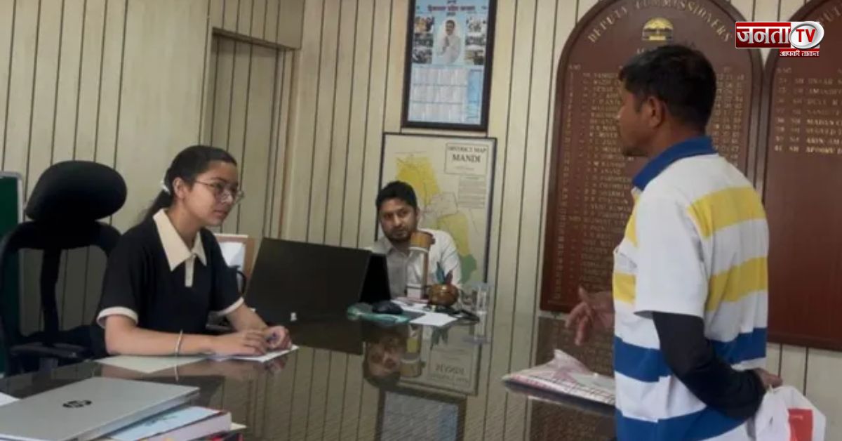 पढ़ाई में अव्वल, प्रशासन में भी कमाल! 10वीं की टॉपर अलीशा बनी एक दिन की DC 
