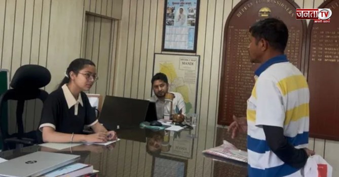 पढ़ाई में अव्वल, प्रशासन में भी कमाल! 10वीं की टॉपर अलीशा बनी एक दिन की DC 