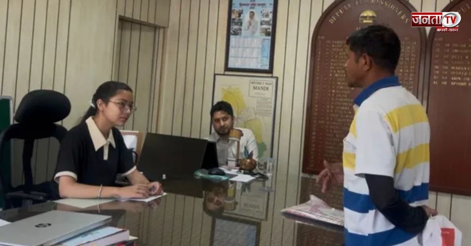 पढ़ाई में अव्वल, प्रशासन में भी कमाल! 10वीं की टॉपर अलीशा बनी एक दिन की DC 