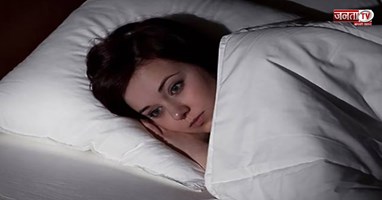 रात में बार-बार खुलती है नींद? जानें किन स्वास्थ्य समस्याओं का हो सकता है संकेत