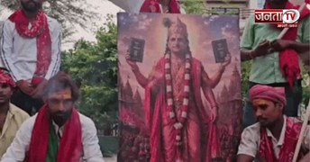 अखिलेश यादव के जन्मदिन पर वाराणसी में धार्मिक आयोजन, कृष्ण स्वरूप ने खींचा ध्यान