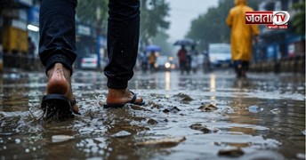 बारिश के गंदे पानी में चलना पड़ सकता है भारी! जानें संक्रमण से बचने के आसान उपाय