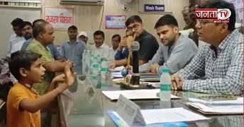 ताई के कब्जे के खिलाफ DM के सामने डटा 13 साल का छात्र, बेबाक अंदाज का वीडियो हो रहा वायरल 